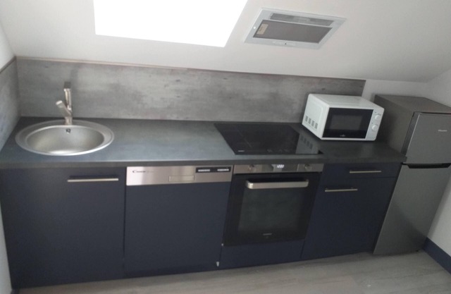 Furnished T2 apartment with simple, uncluttered decor 5 minutes from the station