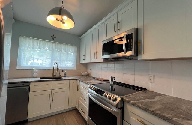 Furnished, Upgraded 2 Bed/1 Bath - Single Family Home - Oak Hollow Community