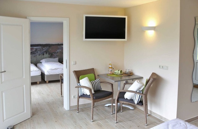 FZ 9-11 / 2-room-rooms without kitchen (48m², 4 pers.) - bed + bike | B & B | Bike Pension Ostseeland Rerik