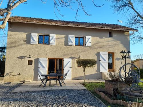 Gîte à la campagne avec jardin et piscine