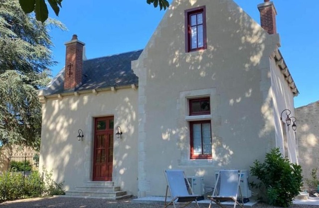 Gîte élégant avec jardin privé, climatisation et parking à Ainay-le-Vieil - FR-1-586-7