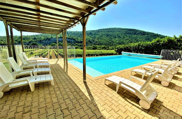 Gîte 12-14p avec vue piscine chauffée en saison, terrain de pétanque et jeux extérieurs