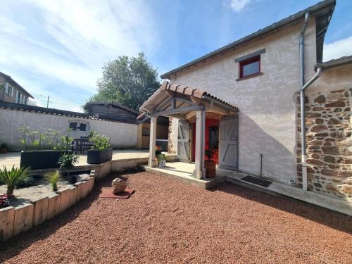 Gîte chaleureux avec spa et terrasse dans le Val du Rhins - FR-1-496-320