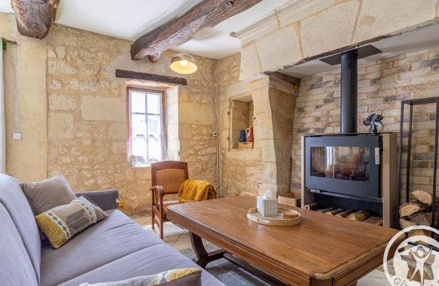 Gîte charmant en tuffeau près de Saumur avec terrasse, poêle à bois et grandes commodités - FR-1-622-64