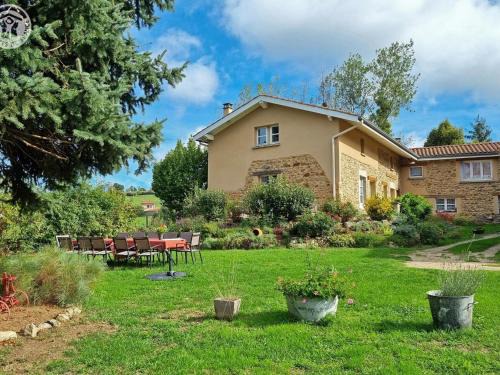 Gîte confortable pour 12 pers. entre Lyon et Saint-Étienne avec jardin et jeux extérieurs - FR-1-496-373