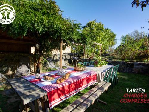 Gîte de Charme pour 12 Pers., Animaux Acceptés, Jardin, Forez - FR-1-496-360