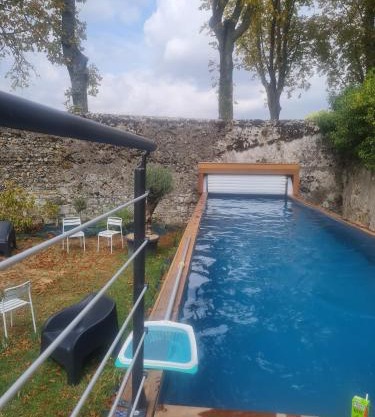 Gîte de la Mignonerie du Château de Jallanges pour 19 personnes avec 4 ou 7 chambres