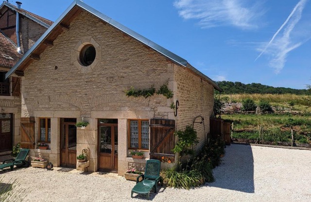 Gîte familial 2 chambres avec piscine, animaux, et vaste terrain à Forcey - FR-1-611-75