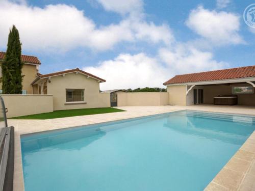 Gîte Moderne avec Piscine Couverte Partagée à Chalain-le-Comtal - FR-1-496-236