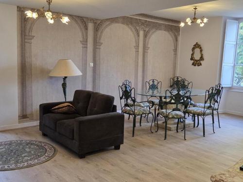 Gîte paisible dans parc ombragé en Auvergne - FR-1-489-604