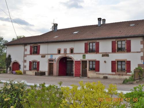 Gîte spacieux avec terrasse, 3 chambres, équipements bébé, à 16 km de Gérardmer - FR-1-589-23