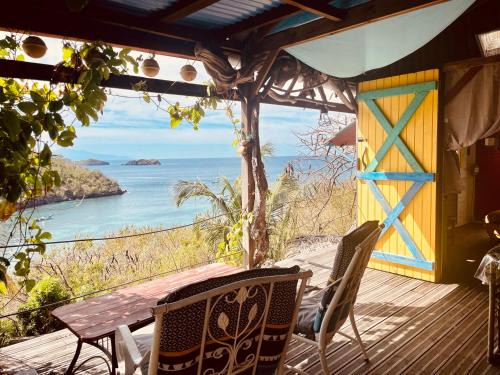 Gîte Ti Kazalo, cabane perchée, vue mer spectaculaire, pieds dans l'eau