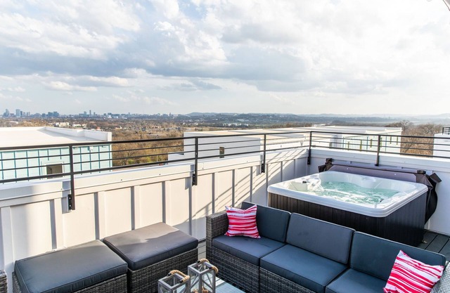 G6) New Luxury Home- M2DT- Hot Tub!