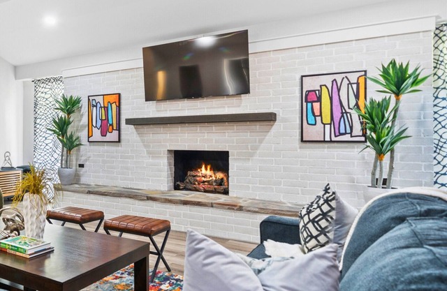 Game Room | Karaoke | Lakefront | Sleeps 15