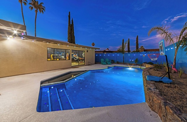 Game Room-Pool w/heated jacuzzi-Waffles-2 California King Beds-U of A 8 miles