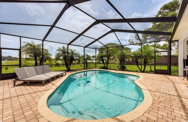 Game, Swim & Unwind: Lakeside Retreat Near Disney