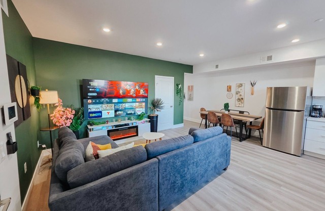 Garage Parking/King Bed/85" TV/Massage Chair