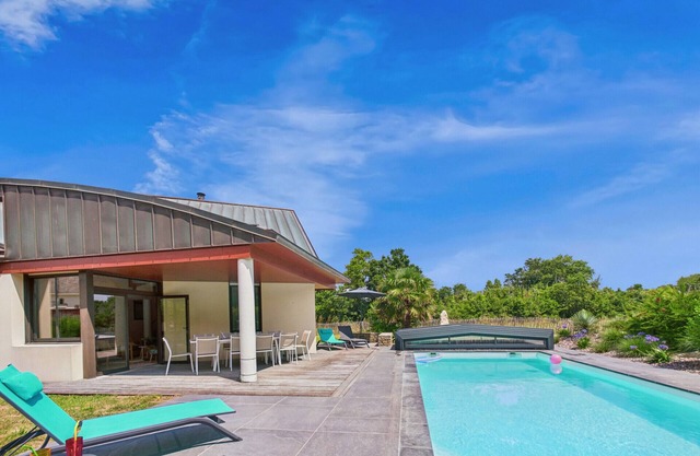 Garden and pool - 1km from beach- For 8