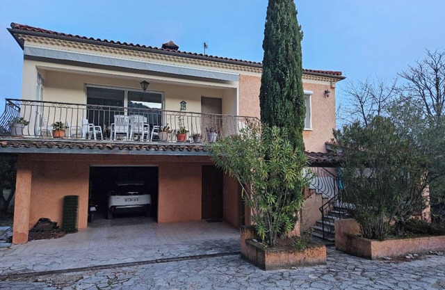 Garden apartment in the countryside between Marseille and Aix-en-Provence