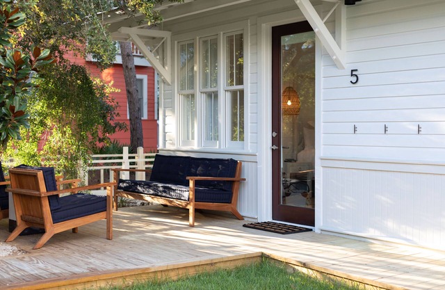 Garden Bungalow Seaside, FL! Stunning Renovation, Steps to Beach + 2 Bikes