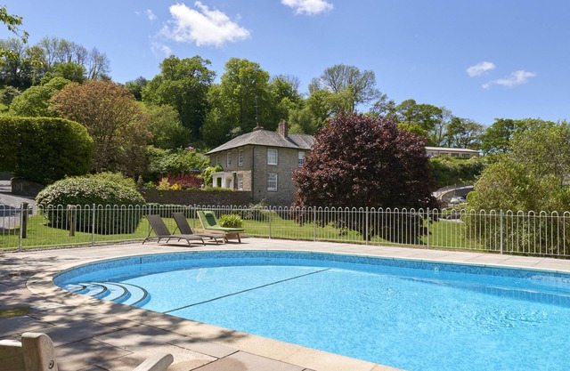 GARDEN HOUSE, family friendly, with pool in Cornworthy