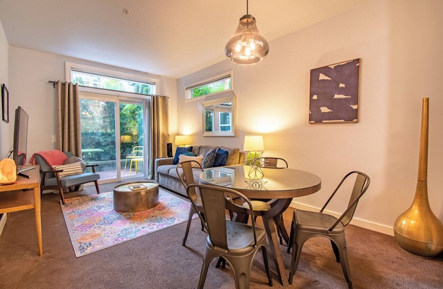 Garden Oasis in the Heart of Seattle! w/Pool&Prkg