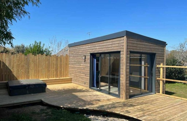 Garden studio with private Jacuzzi all year round!