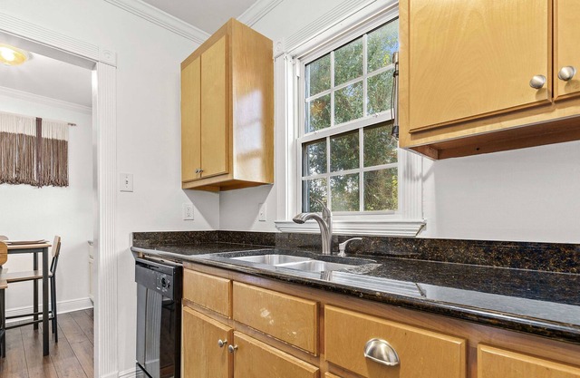 Gated Condo w/ Pool & Gym near USA & Downtown