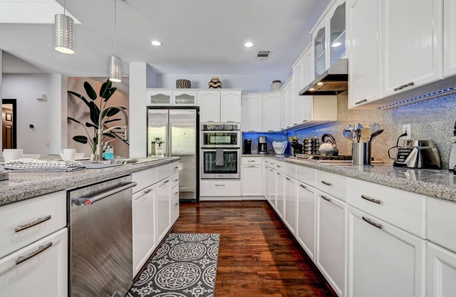 Gated GEM! Private Pool, Pool Table, Island Kitchen, Huge Master & Soaking Tub