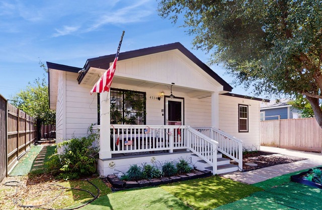 Gated Pet-friendly Home with Hot Tub, Massage Chair, Deck and Fire Pit