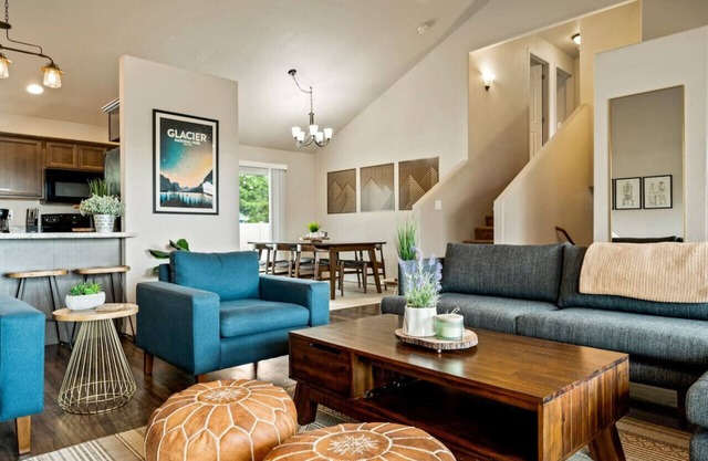 Gateway to Glacier! Large Quiet Home! Sleeps 12!
