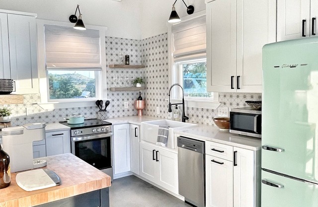 Gateway to the Hill Country and Texas Wineries on 10 acres!