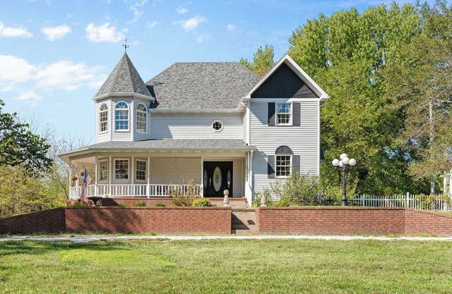 Gatsby-Inspired Victorian Farmhouse - Farm feel only 5min from city amenities