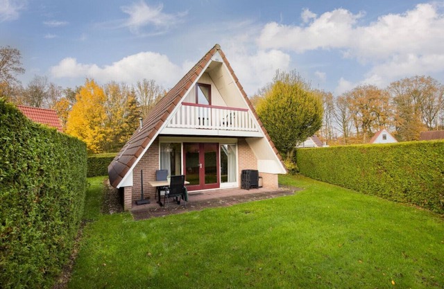 Gekraagde Roodstaart | Bungalow met fijne groene tuin