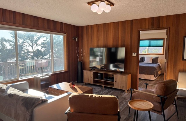 Gem of Yachats! Great view and location, dog friendly and cozy fireplace!