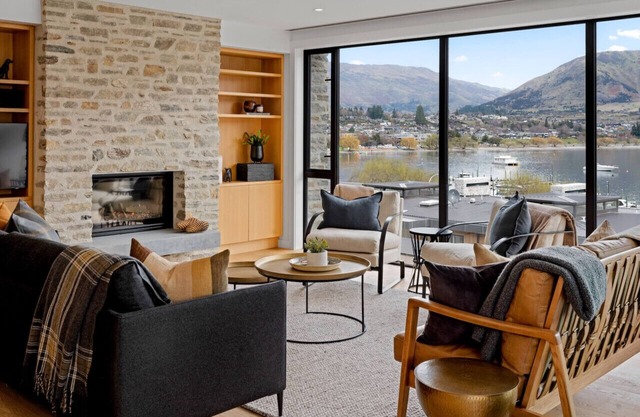 Genoa - Sleeps 6 - Lakefront Apartment