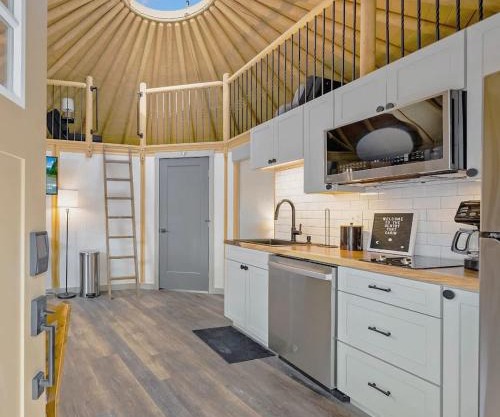 Gentry- Luxury Yurt-Cabin - Family Glamping Canyon Lake w Private Hot Tub