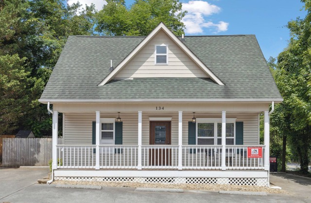 Get Comfy at Biscuits & Gravy, A Charming Newly Decorated 2 Bedroom Cottage in downtown Gatlinburg!