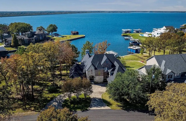 Getaway near Dallas lake view private pool hot tub kayak fishing