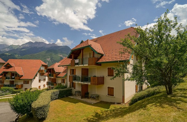 Giez | 3BR Duplex for 12 + 2 Pools On-Site!