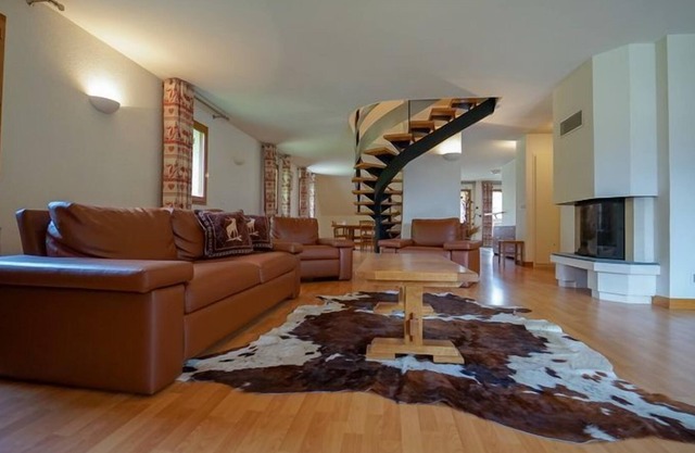 Giez | 3BR Duplex for 6 + 2 Pools On-Site!