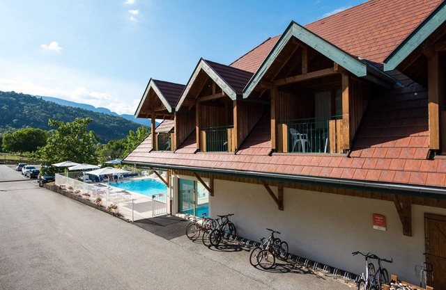 Giez | Studio for 4 + 2 Pools On-Site!