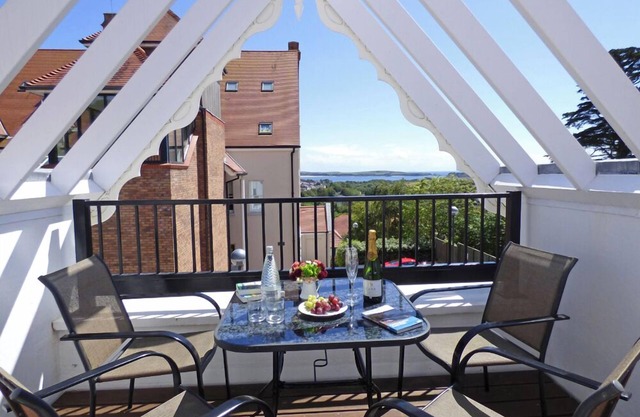 Giltar View, holiday property Tenby, Sleeps 5, 3 bedrooms, bathrooms