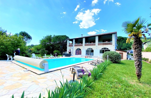 Gîte 2/4p, 1 bedroom, 1 shower room, heated outdoor swimming pool, park, jacuzzi, trampoline