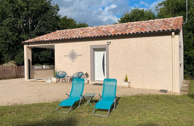 Gîte De La Fontaine with Jacuzzi, Just Steps from the Village