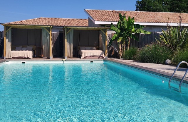 Gîte and bed and breakfast with private swimming pool near Bordeaux