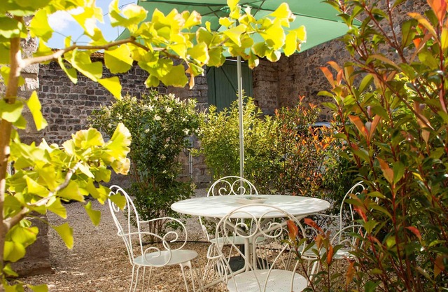 Gîte Isatis "Côté Cour" on the edge of the forest in a charming village