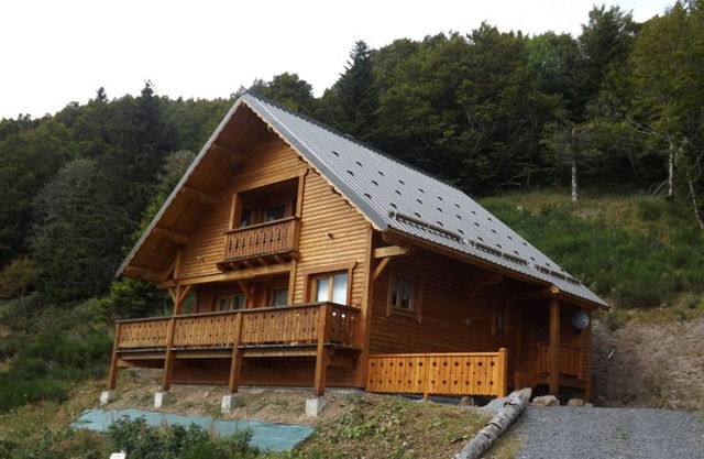 Gite Saint-Jacques-des-Blats, 3 bedrooms, 8 persons