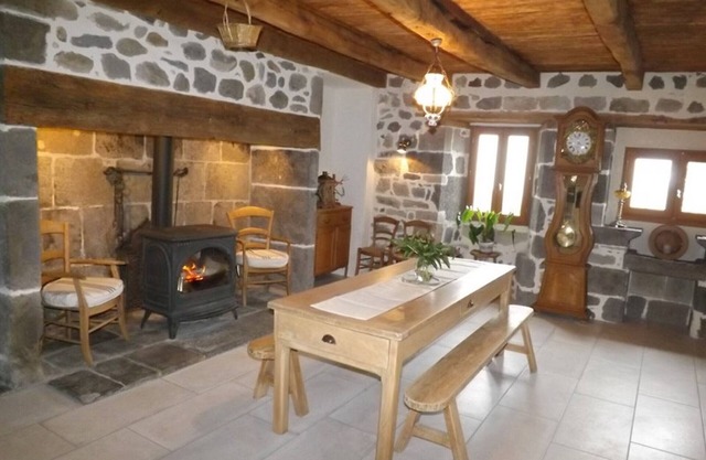 Gite Saint-Jacques-des-Blats, 4 bedrooms, 10 persons