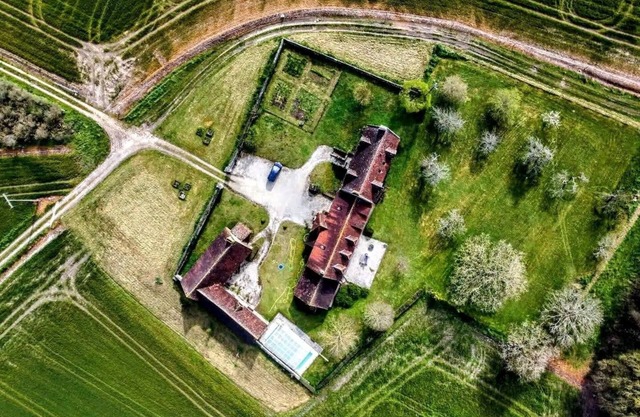 Gite with jacuzzi, sauna, heated swimming pool and pool table